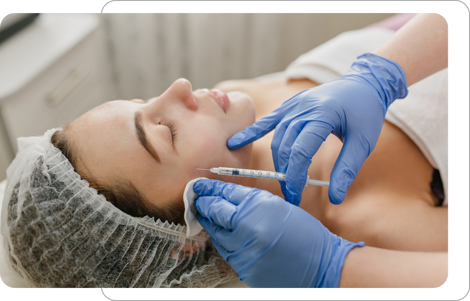 Zabieg iniekcji w okolicę policzka u kobiety leżącej w gabinecie, specjalista w niebieskich rękawiczkach wykonuje wkłucie cienką igłą.