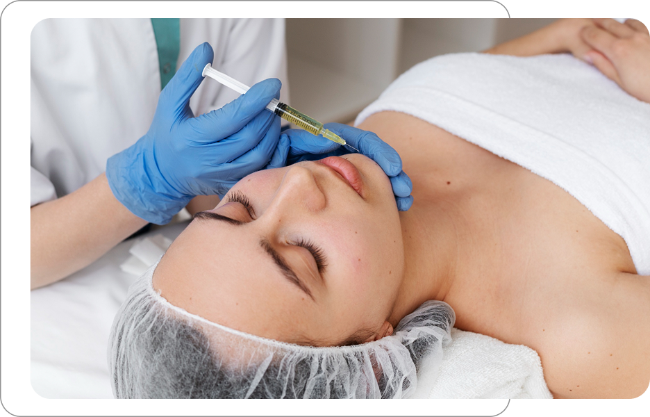 Pacjentka leżąca na łóżku zabiegowym specjalista w niebieskich rękawiczkach wykonuje iniekcję estetyczną w okolice ust za pomocą strzykawki z preparatem.