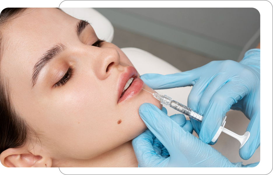 Zbliżenie na zabieg estetyczny ust pacjentki lekarz w niebieskich rękawiczkach wykonuje iniekcję strzykawką przy dolnej wardze.