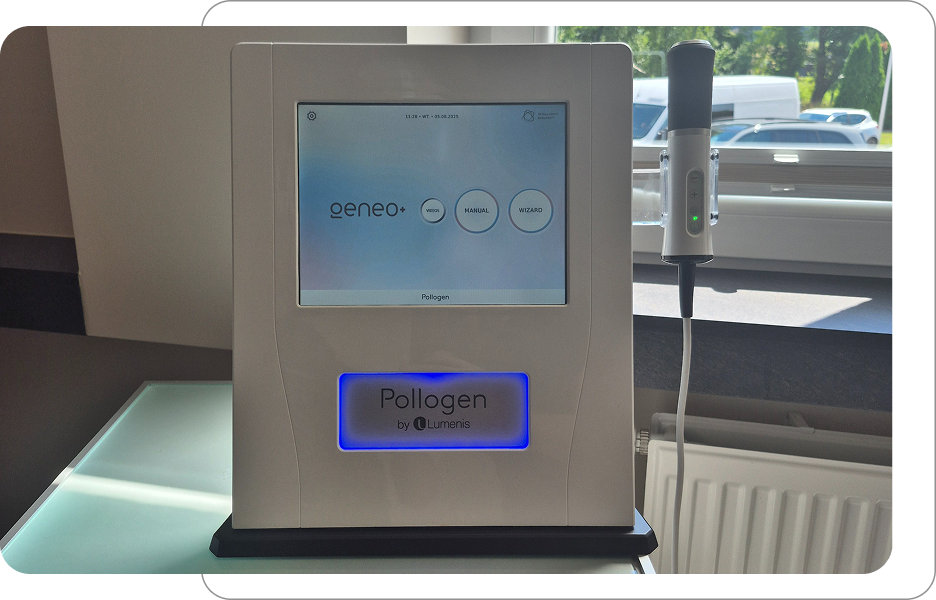 Urządzenie medyczno-kosmetyczne Geneo+ Pollogen by Lumenis z ekranem dotykowym, stojące na podstawie, obok widoczna podłączona rączka zabiegowa.