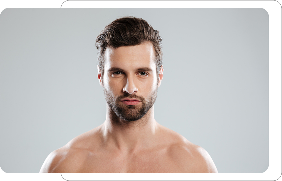 Mężczyzna o zadbanej twarzy i brodzie patrzący w kierunku aparatu na jasnym tle ilustracja męskiej pielęgnacji i zabiegów estetycznych.