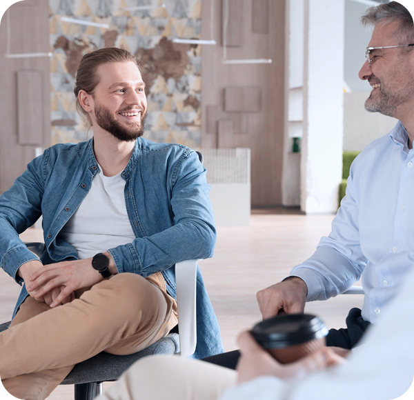 Mężczyźni podczas konsultacji w biurze medycyny estetycznej ze specjalistą.