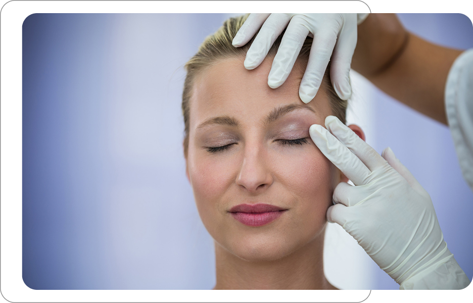 Specjalista w rękawiczkach bada okolice oczu kobiety przed zabiegiem medycyny estetycznej na zmarszczki lub dolną powiekę.