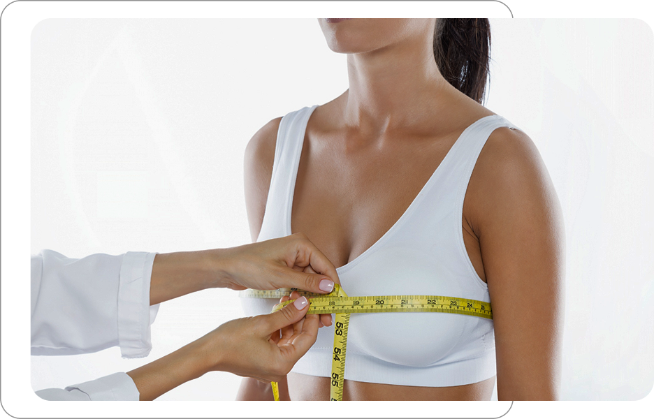 Pomiar obwodu biustu kobiety podczas konsultacji przed zabiegiem estetycznym lub doborem implantów.
