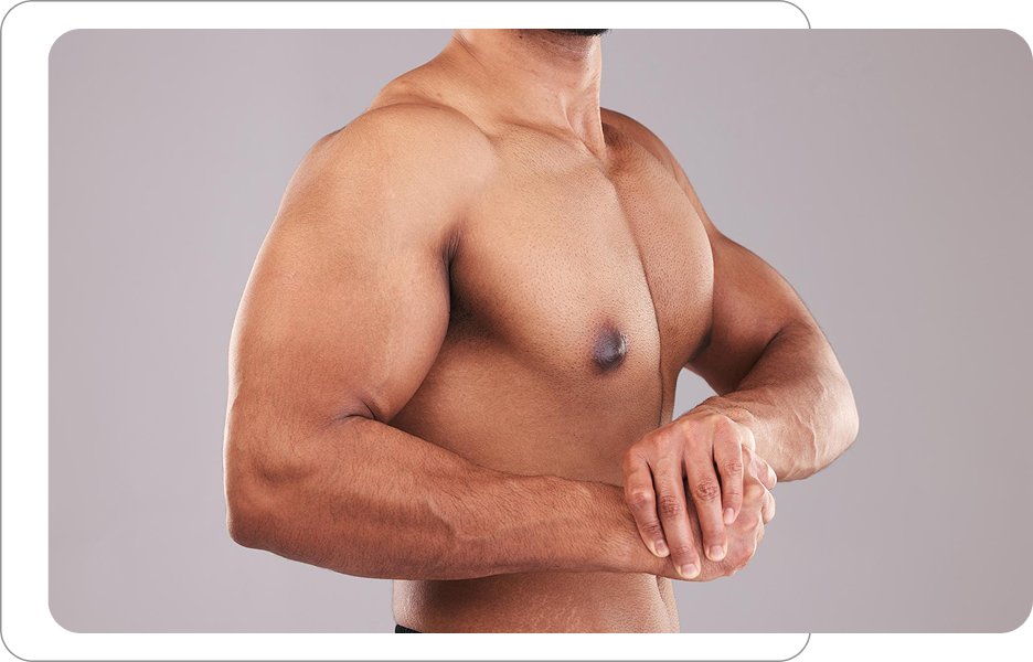 Mężczyzna z wysportowaną sylwetką prezentujący mięśnie ramion i torsu - profil zabiegów estetycznych dla mężczyzn.