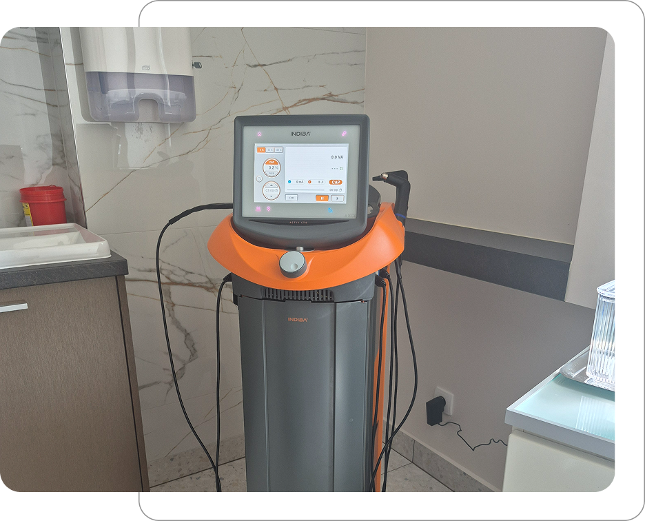 Urządzenie Indiba stosowane w medycynie estetycznej do zabiegów liftingujących, ujędrniających i regenerujących skórę.